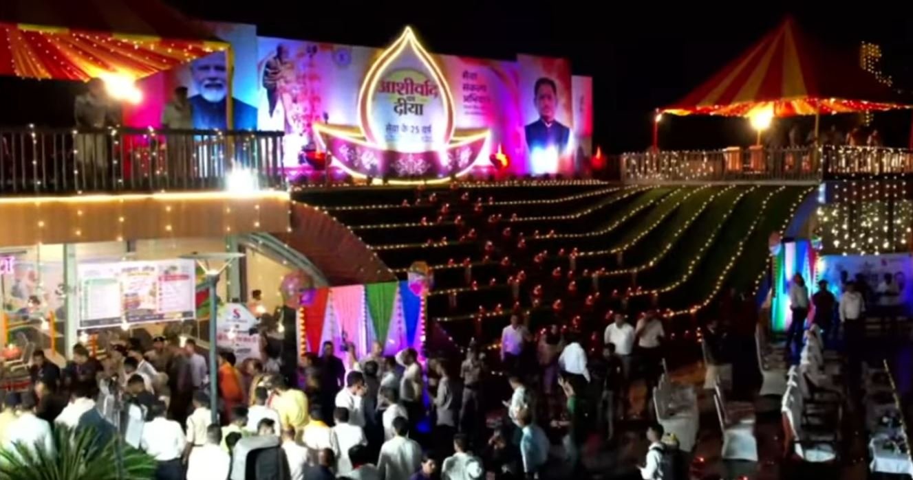 Raipur marine drive 25 lakh diyas: रायपुर मरीन ड्राइव का यह रूप नहीं देखा होगा! 25 लाख आशीर्वाद के दीयों से जगमगा उठा तेलीबांधा, देखें नज़ारा